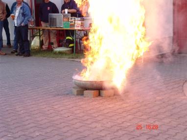 Fettbrand mit Wasser versucht zu lsen!